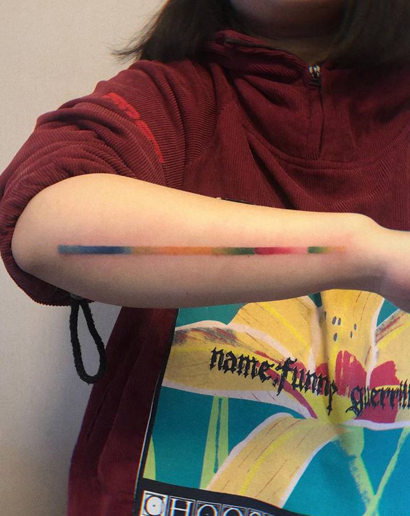 彩色粗线纹身图片_手臂纹身图案