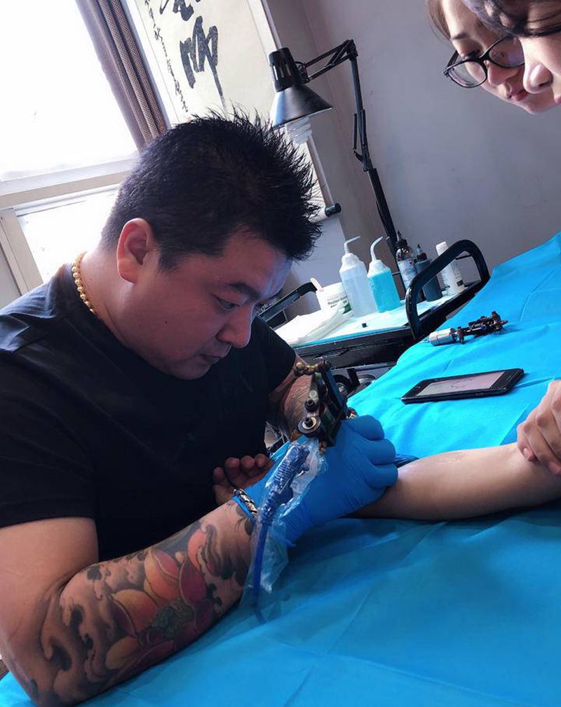 店内工作花絮纹身图片_肩部手部老传统新传统纹身图案