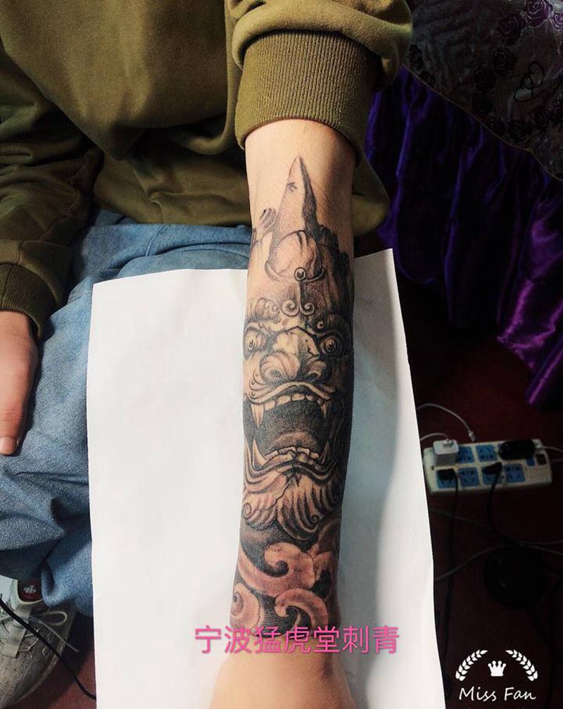 独角兽纹身图片_手部背部老传统纹身图案
