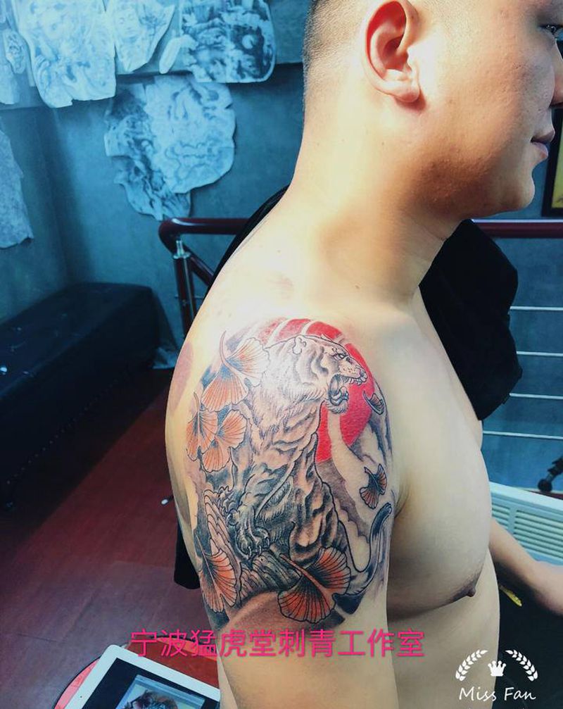 虎纹身图片_背部手部老传统纹身图案