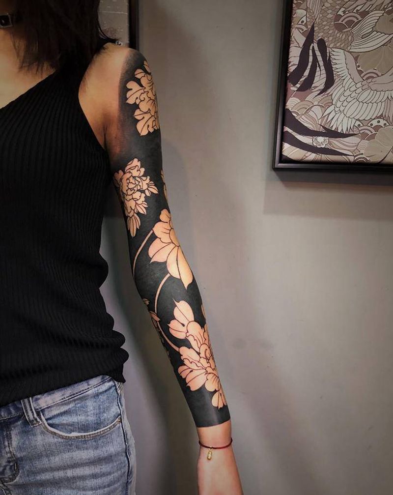 牡丹黑臂未完成纹身图片_手臂肩部老传统水墨牡丹黑臂纹身图案