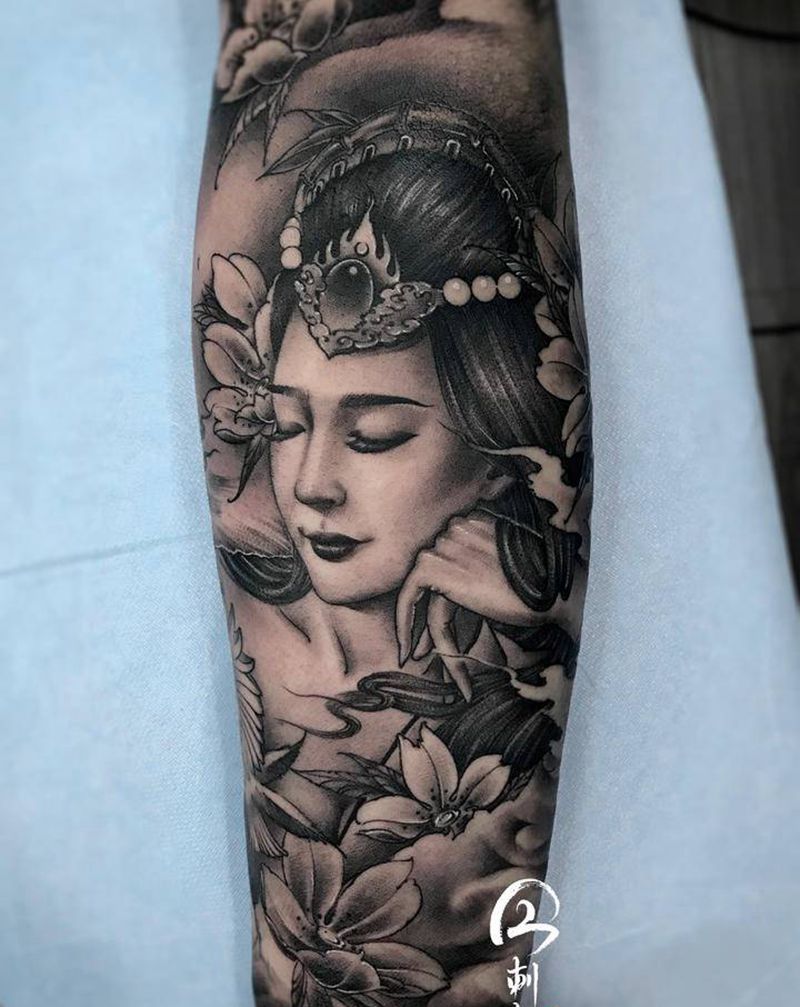 《花心定有何人捻》纹身图片_手臂新传统欧美写实美人艺伎古风纹身图案