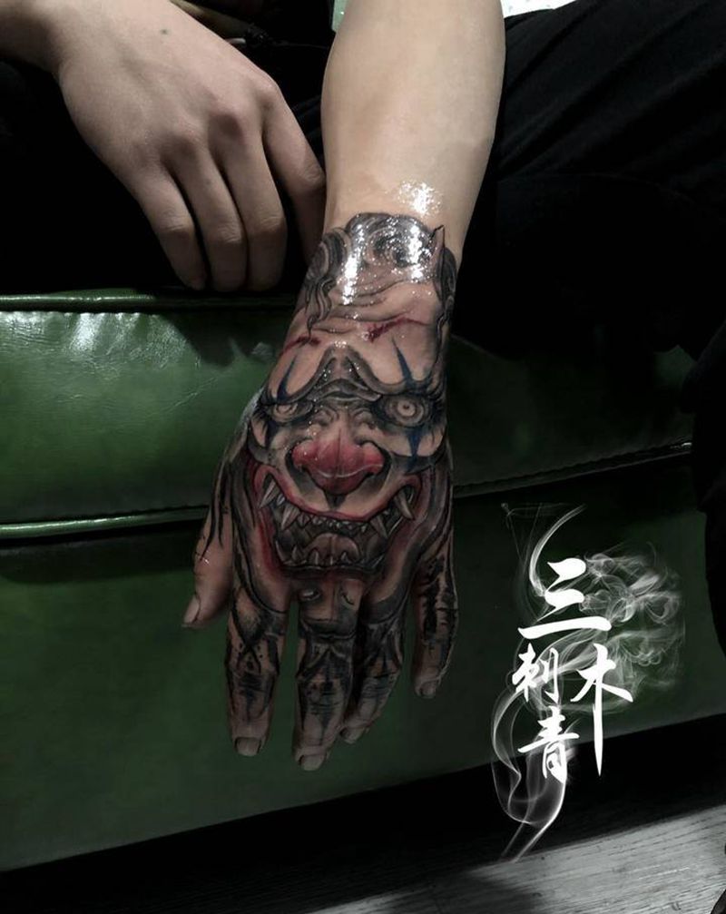 小丑 般若手背纹身图片_手部花体字新传统纹身图案