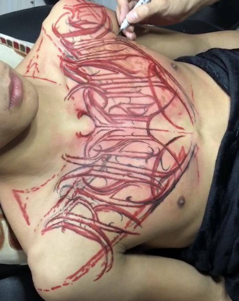 花胸纹身图片_胸部纹身图案