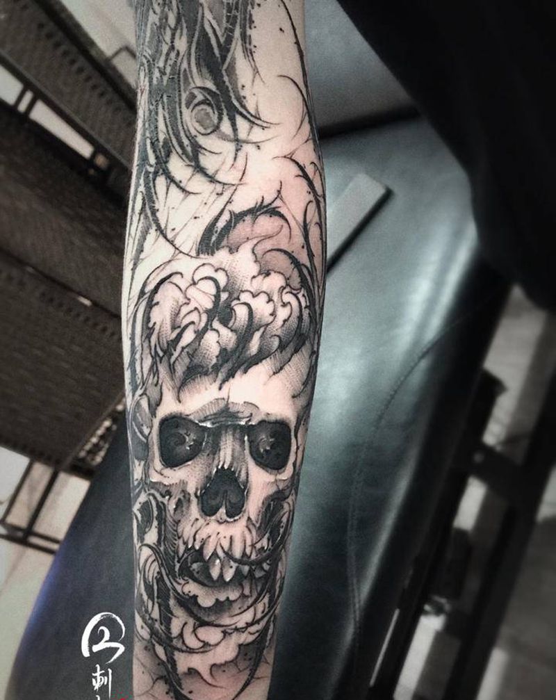 暗黑纹身图片_手臂花体字水墨纹身图案