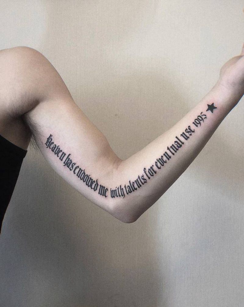 手臂字母纹身图片_手臂纹身图案