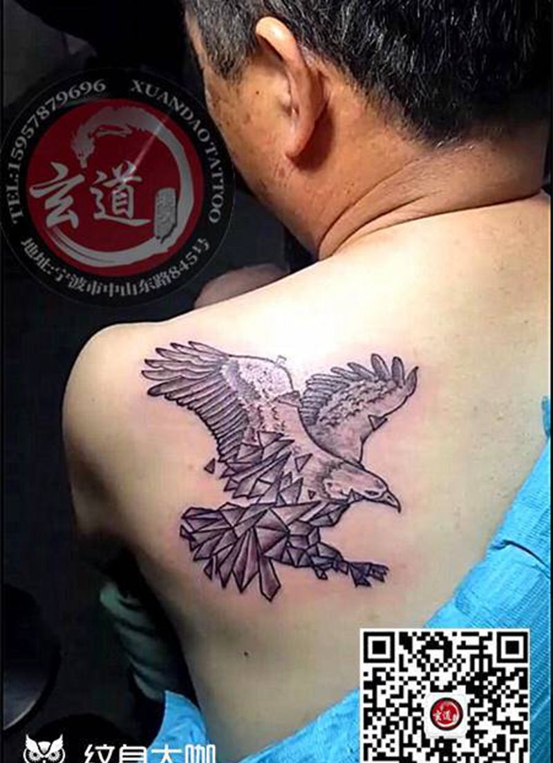 几何鹰纹身图片_背部几何纹身图案