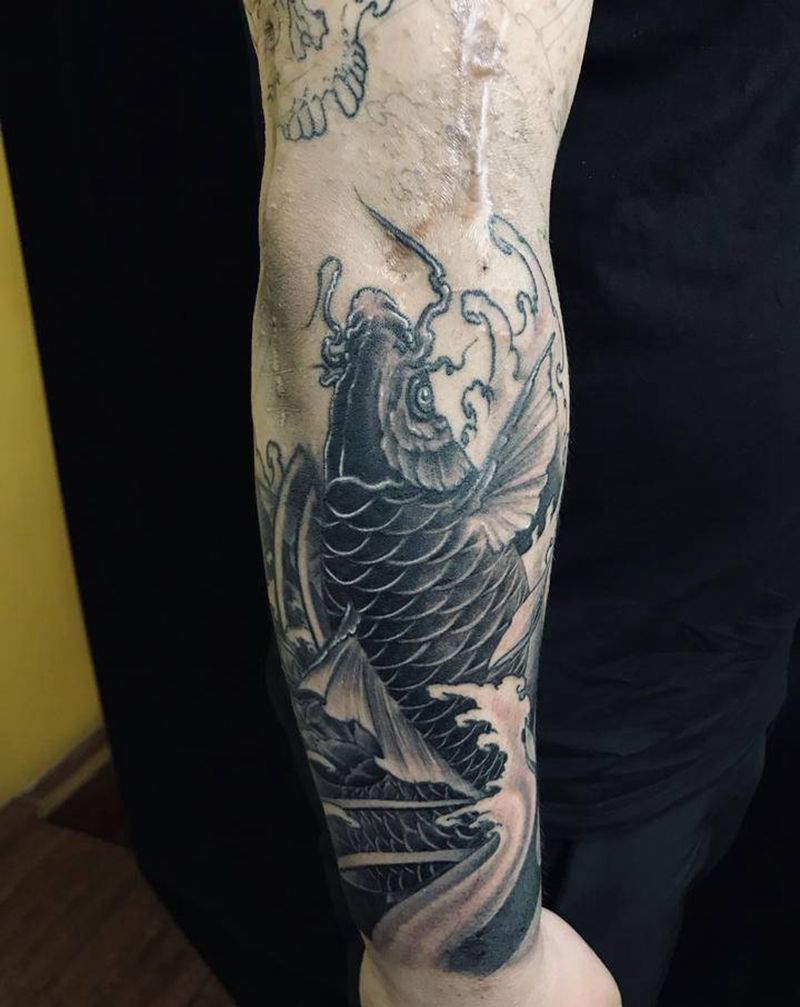 鲤鱼纹身图片_手臂新传统鲤鱼纹身图案