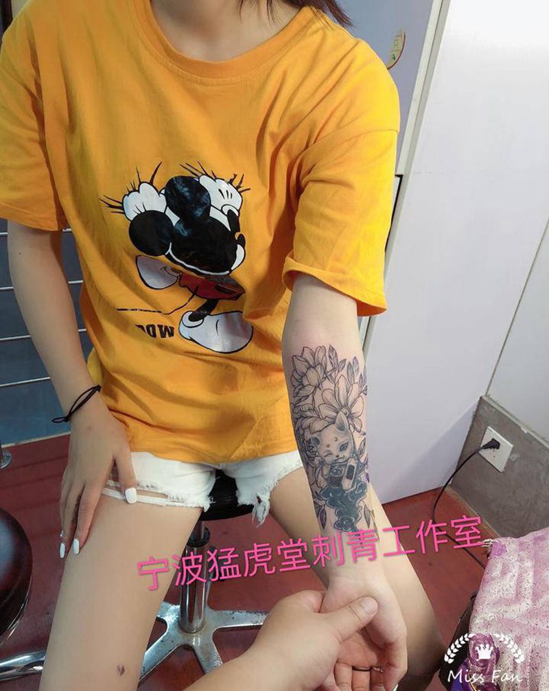 素花纹身图片_肩部手臂新传统点刺纹身图案