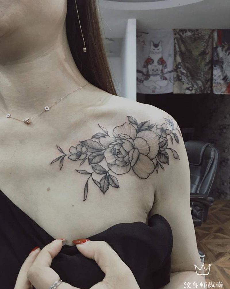 素花纹身图片_肩部胸部素花纹身图案