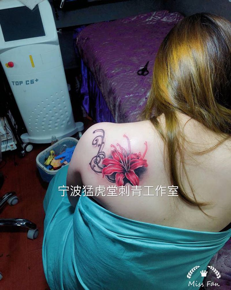 彼岸花纹身图片_手部肩部欧美写实老传统纹身图案