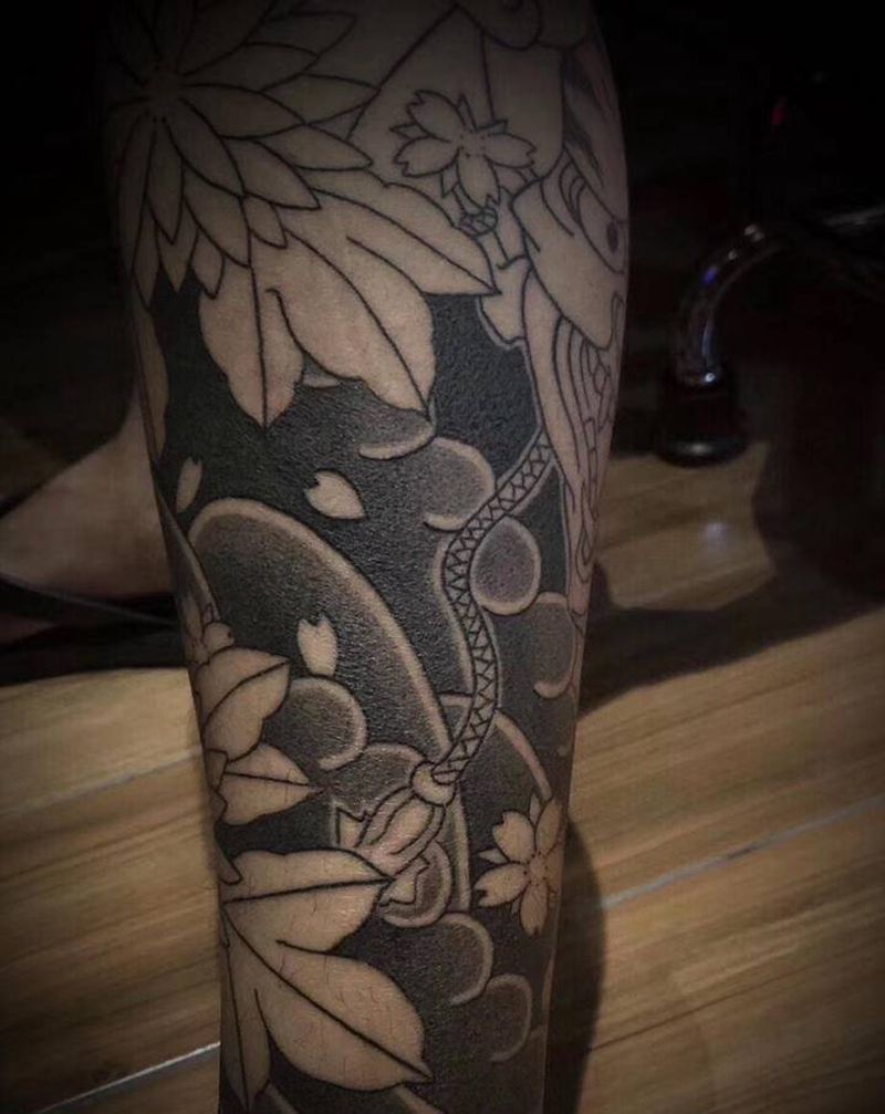 般若菊花包小腿，未完纹身图片_腿部老传统般若纹身图案