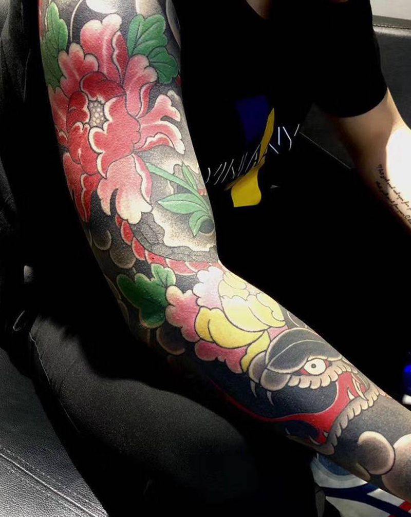 蛇戏牡丹纹身图片_手臂老传统蛇纹身图案