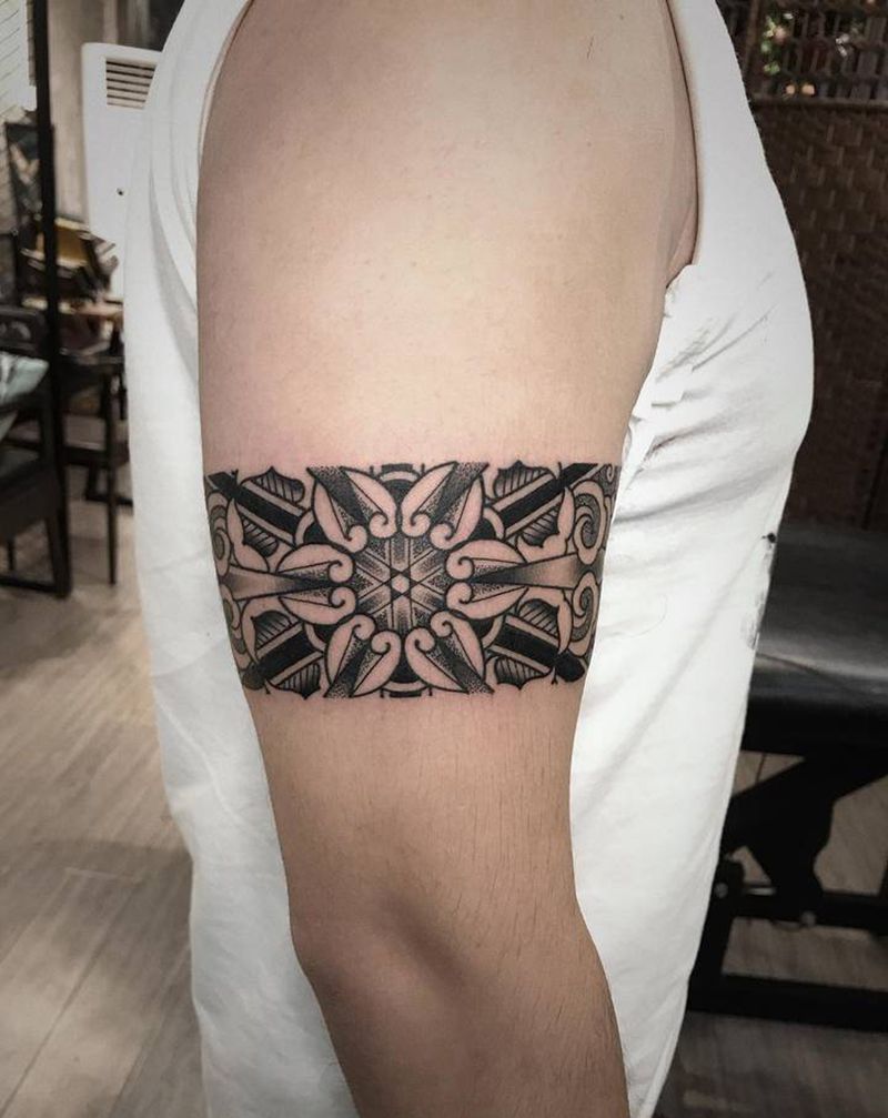 臂环纹身图片_手臂点刺几何纹身图案