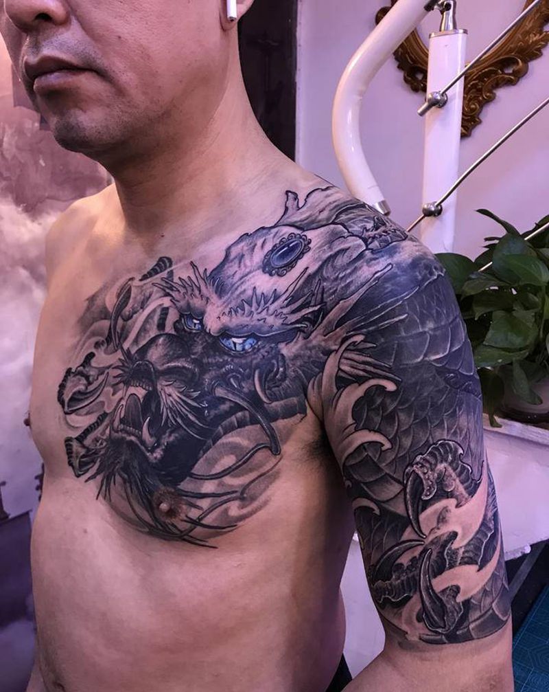 半甲龙纹身图片_胸部新传统半甲龙传统写实纹身图案