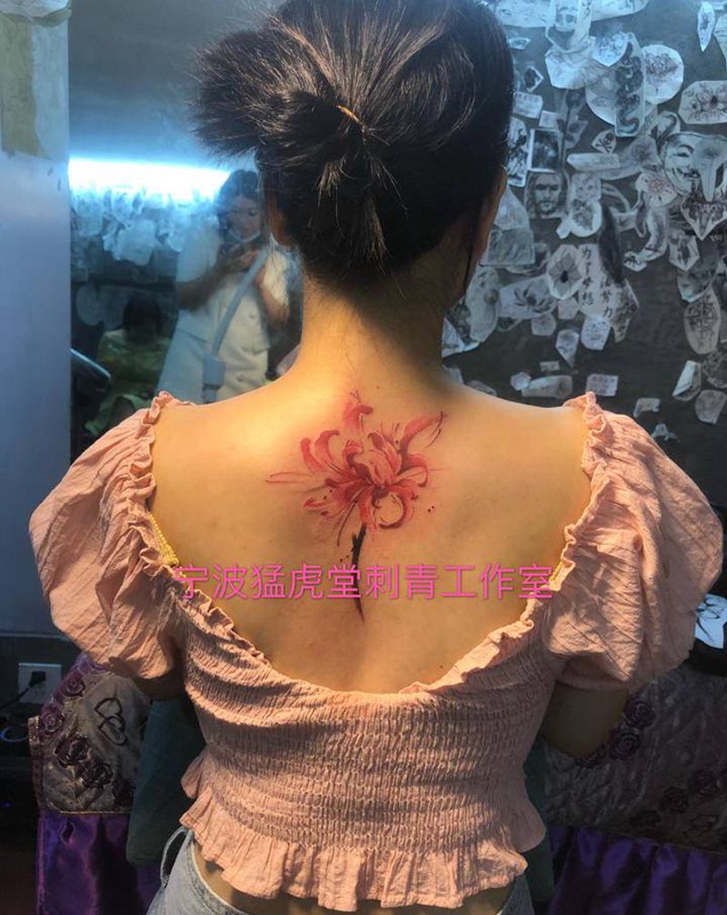 彼岸花纹身图片_颈部胸部新传统欧美写实纹身图案