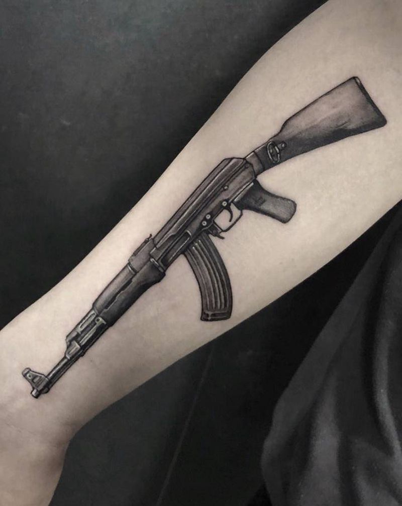 写实AK47纹身图片_手部欧美写实纹身图案