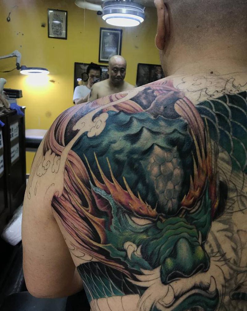 遮盖老纹身纹身图片_背部新传统水彩龙凤满背纹身图案
