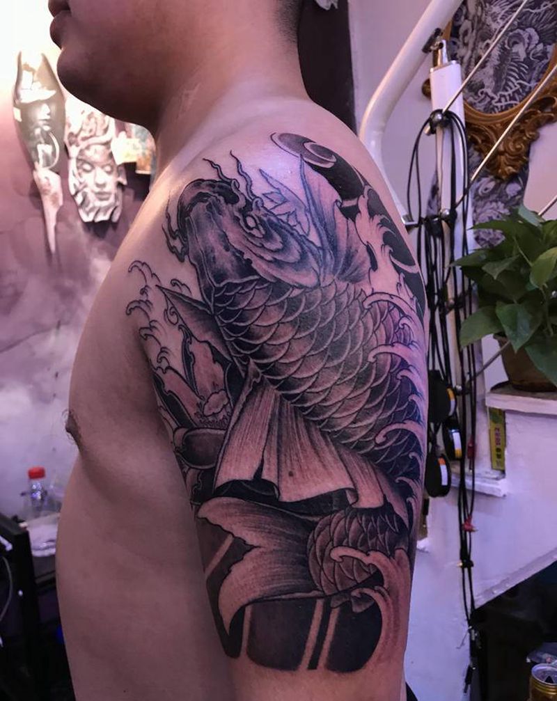 大臂鲤鱼纹身图片_手臂新传统鲤鱼纹身图案