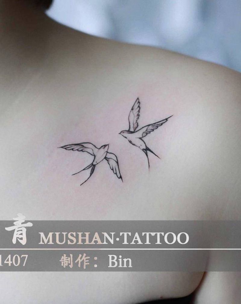 小燕子纹身图片_肩部纹身图案