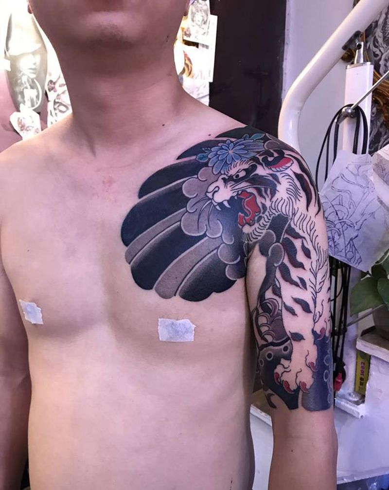 日式半甲纹身图片_手部肩部老传统日式老传统纹身图案