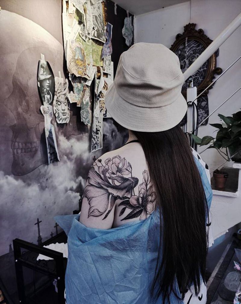 后背素花纹身图片_肩部点刺纹身图案