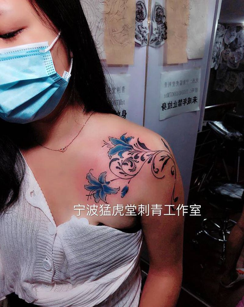 蓝百合纹身图片_臀部胸部老传统新传统纹身图案