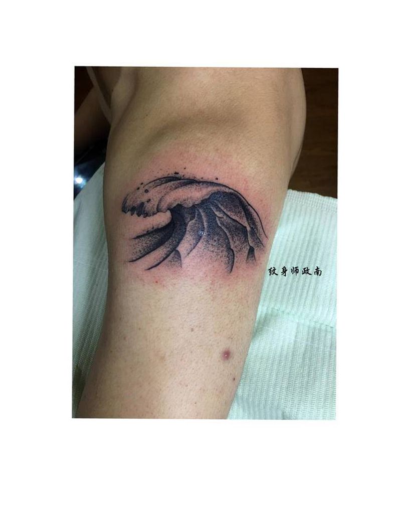 浪花纹身图片_肩部新传统浪花纹身图案