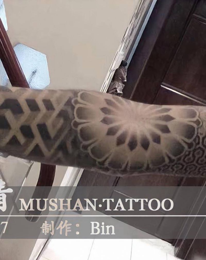 点刺几何花臂纹身图片_手臂点刺几何纹身图案