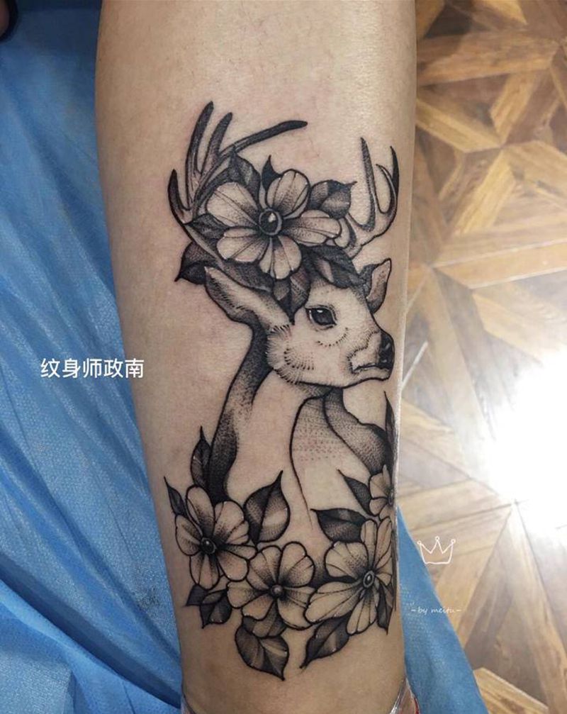 素花，鹿纹身图片_腿部点刺新传统素花，鹿纹身图案