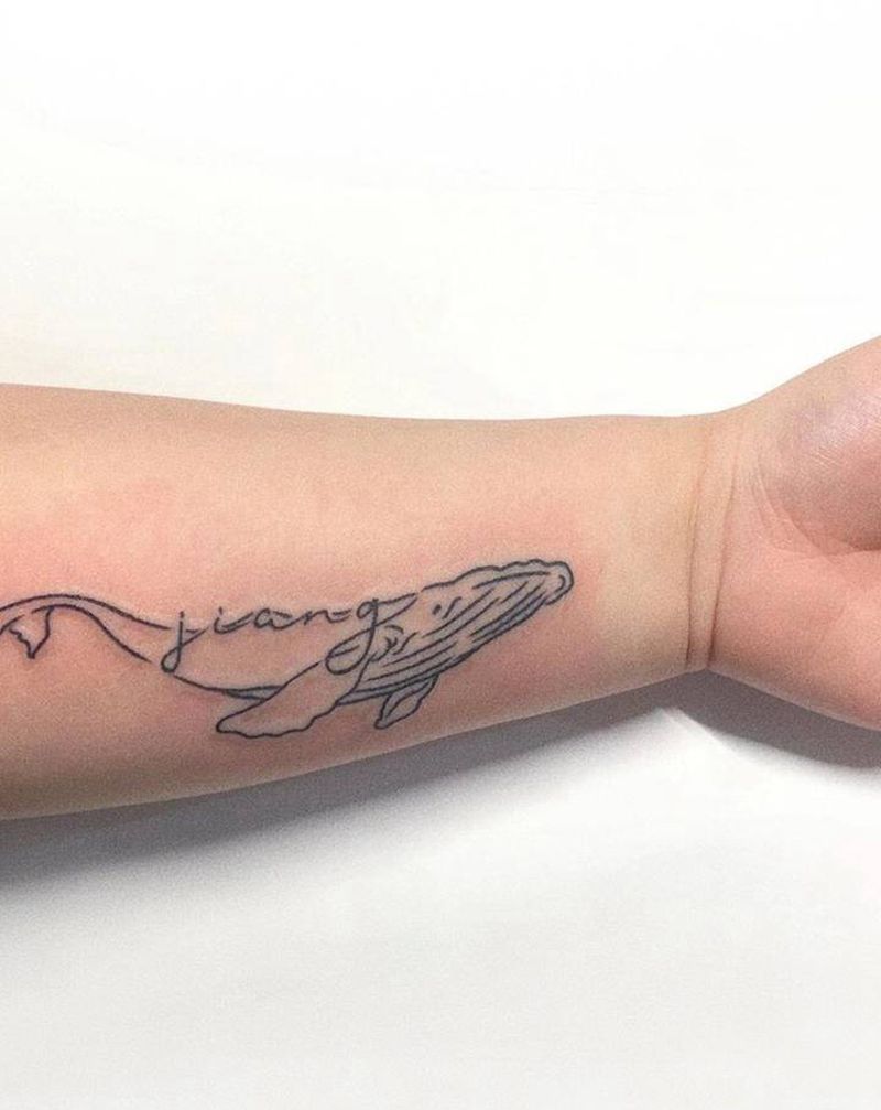 鲸鱼小英文纹身图片_手部鲸鱼名字英文纹身图案