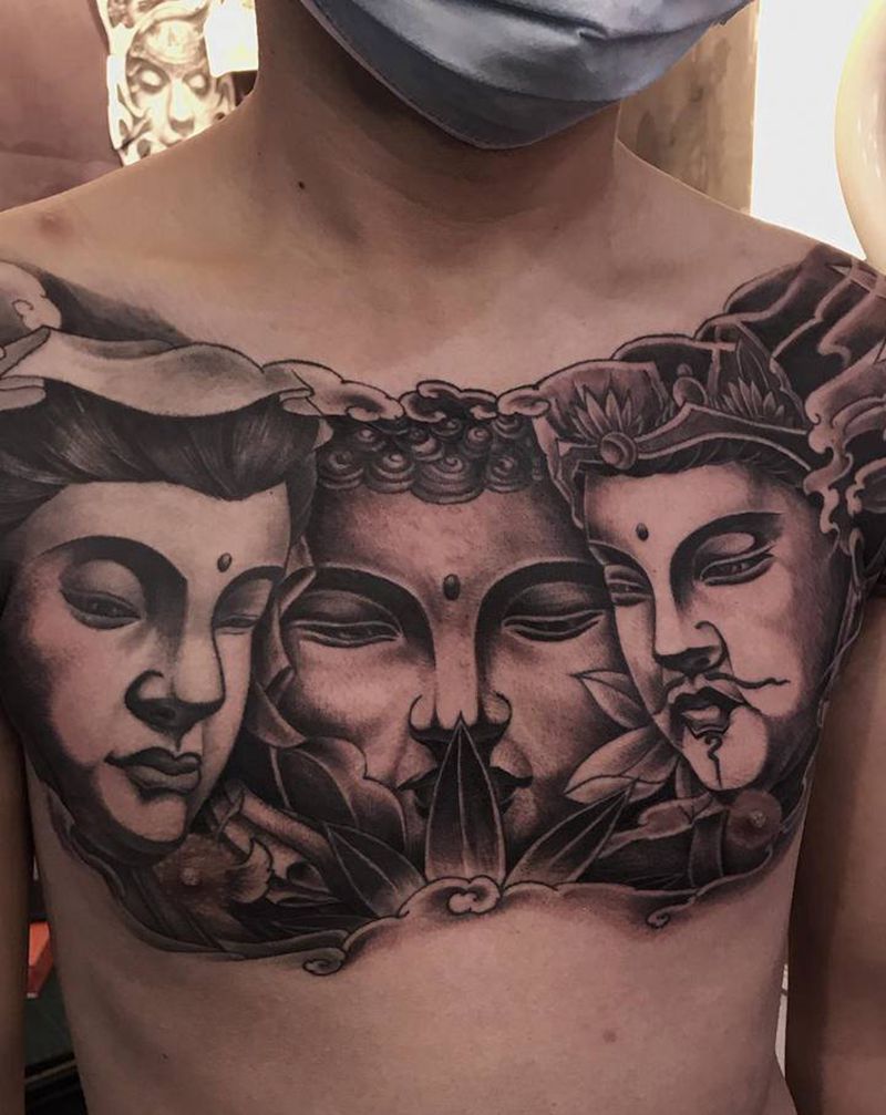 胸口三大才子纹身图片_胸部欧美写实三面佛纹身图案