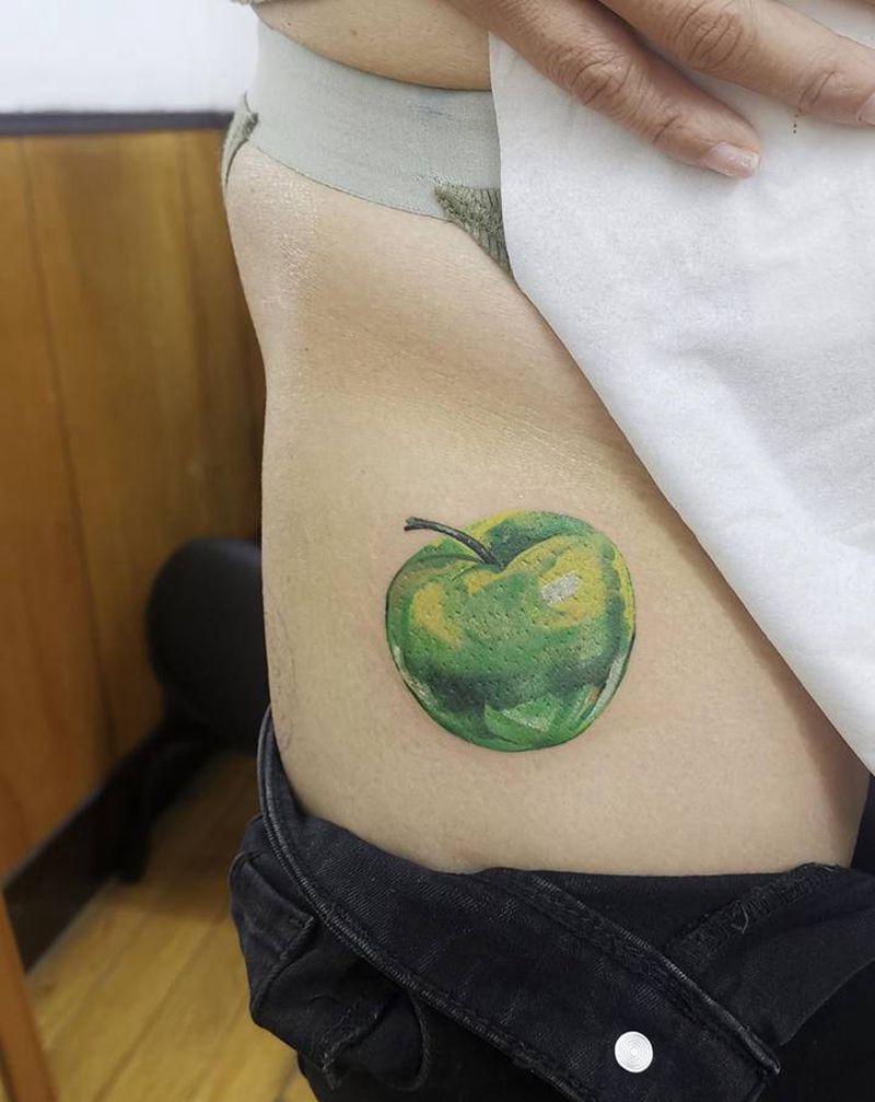 青苹果纹身图片_腿部欧美写实彩色苹果纹身图案