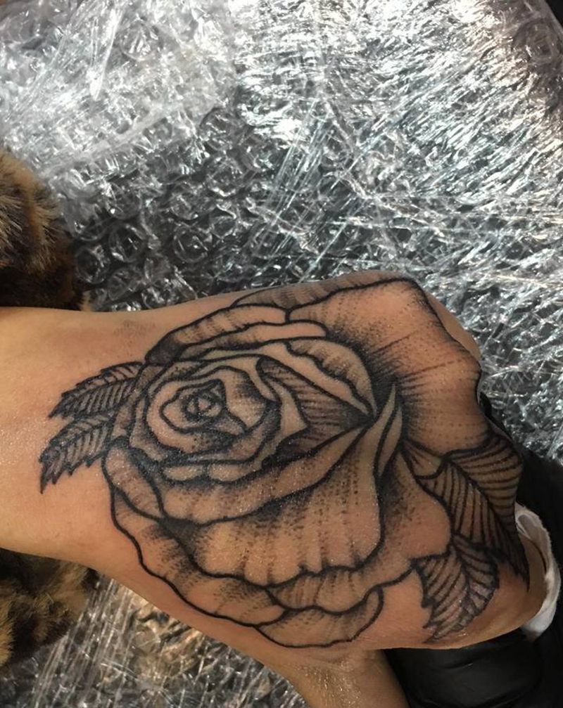 素花手背纹身图片_手部点刺素花纹身图案