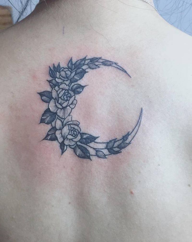 后背素花纹身图片_背部点刺素花纹身图案