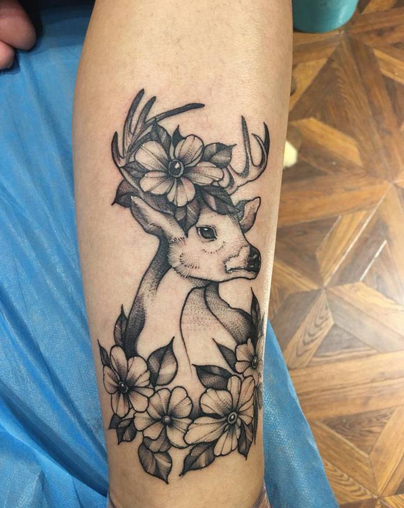 素花 鹿纹身图片_腿部点刺鹿 素花纹身图案