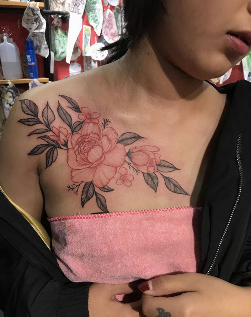 胸口素花纹身图片_胸部肩部点刺素花纹身图案