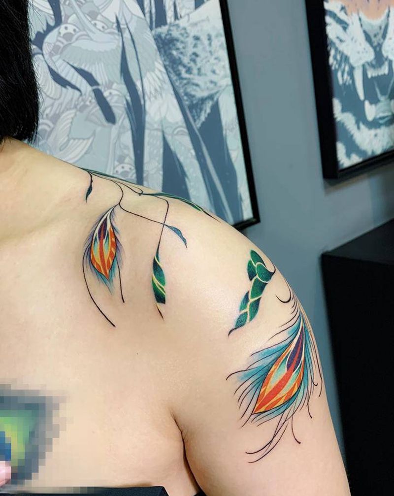 凤尾肩花纹身纹身图片_肩部背部新传统水彩凤尾纹身图案