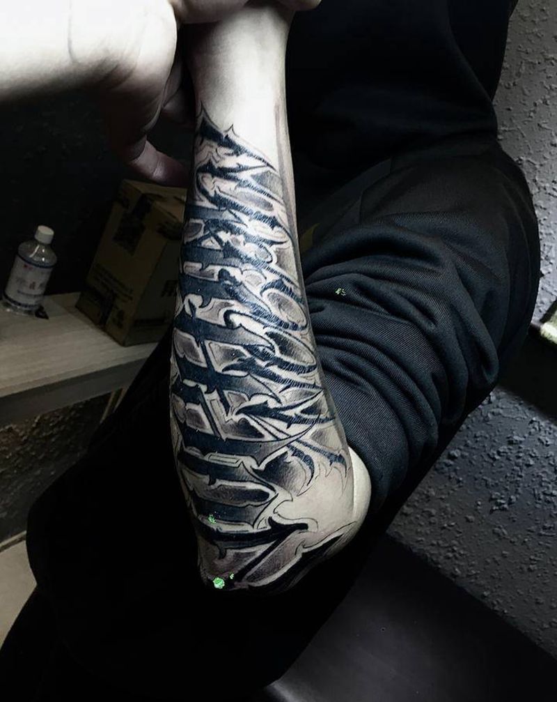 花体字纹身图片_手臂花体字纹身图案