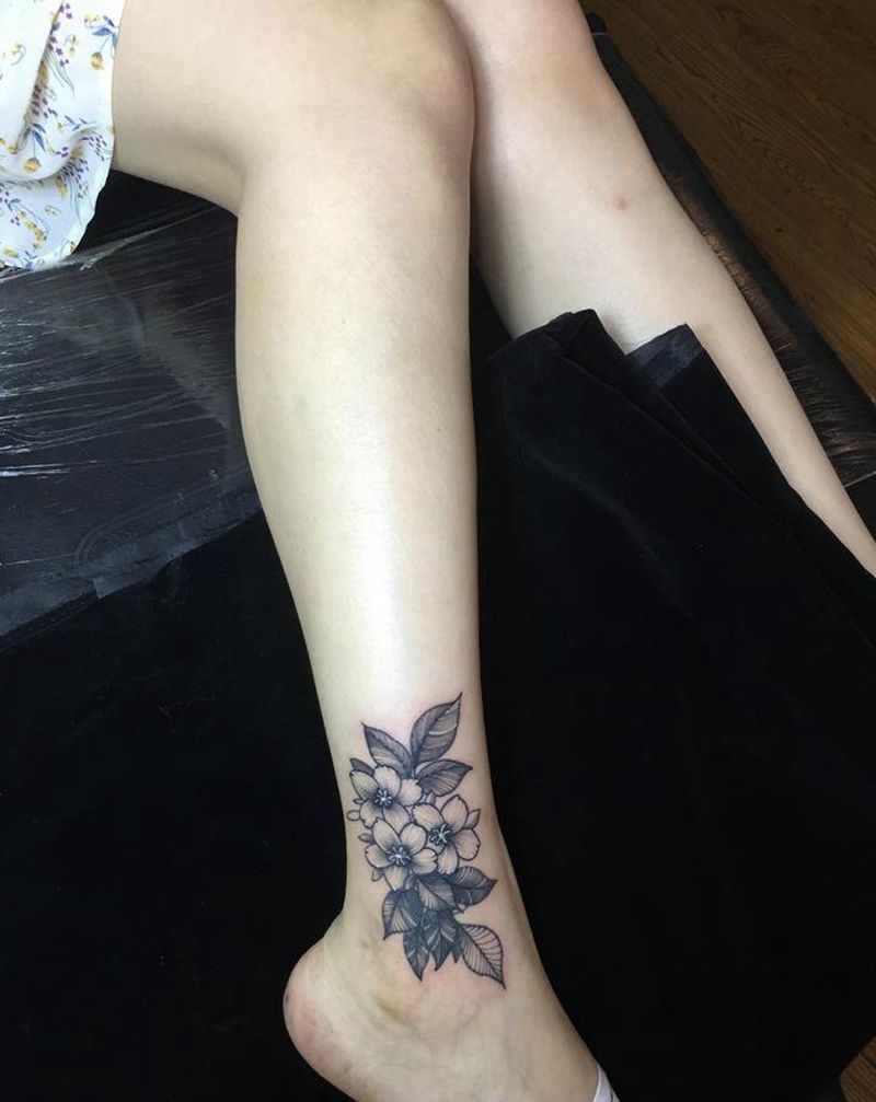 素花遮盖旧纹身纹身图片_脚部点刺素花纹身图案