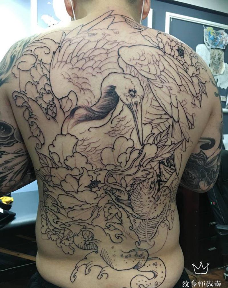 满背仙鹤纹身图片_背部新传统仙鹤纹身图案