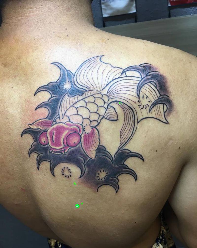 小金鱼纹身图片_背部老传统金鱼纹身图案