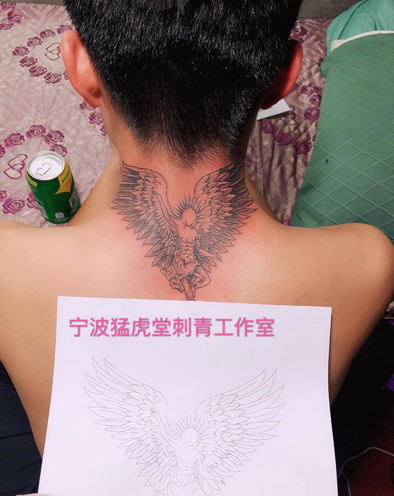 天使纹身图片_颈部胸部老传统欧美写实纹身图案