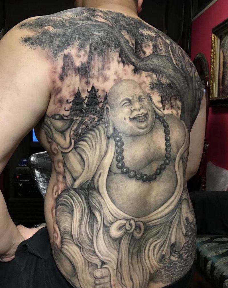 弥勒佛纹身图片_背部老传统纹身图案