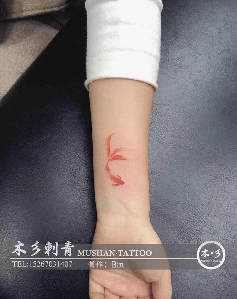 另一条小金鱼纹身图片_手臂鱼，彩色纹身图案