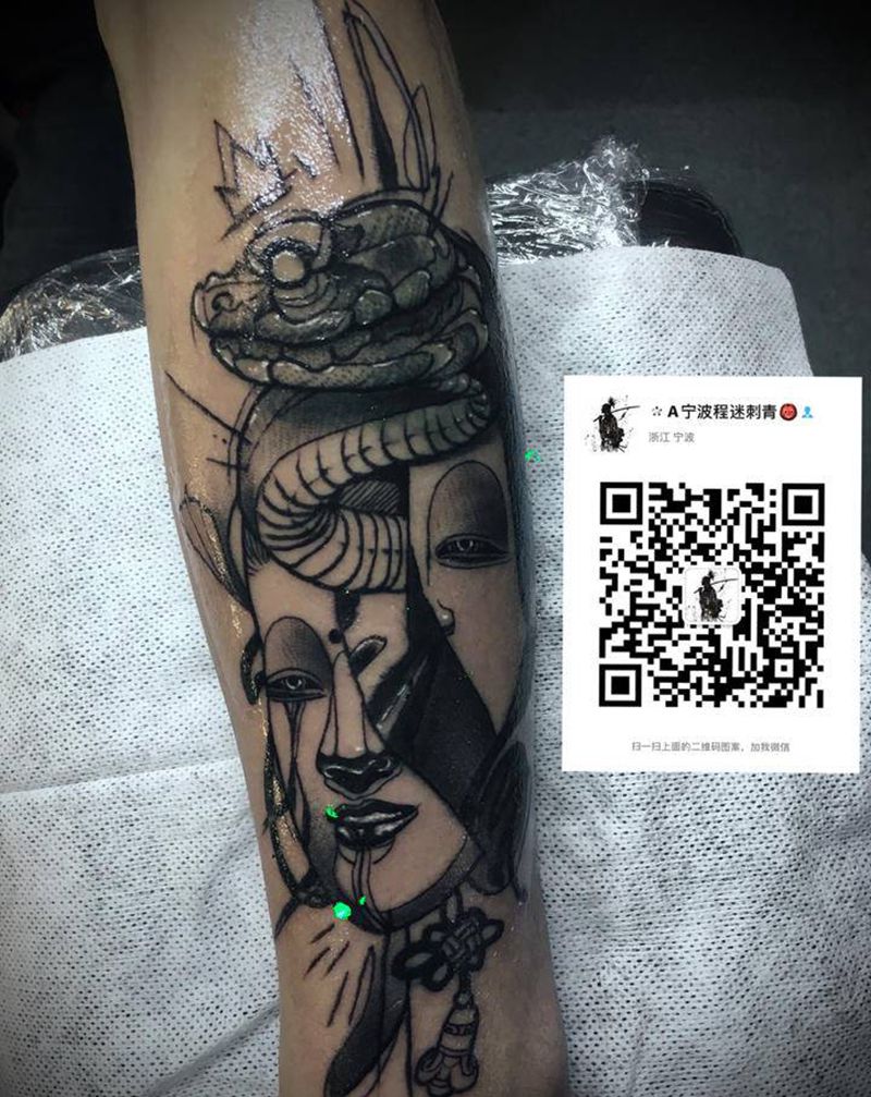 好像是叫能面纹身图片_手部Old School几何能面纹身图案