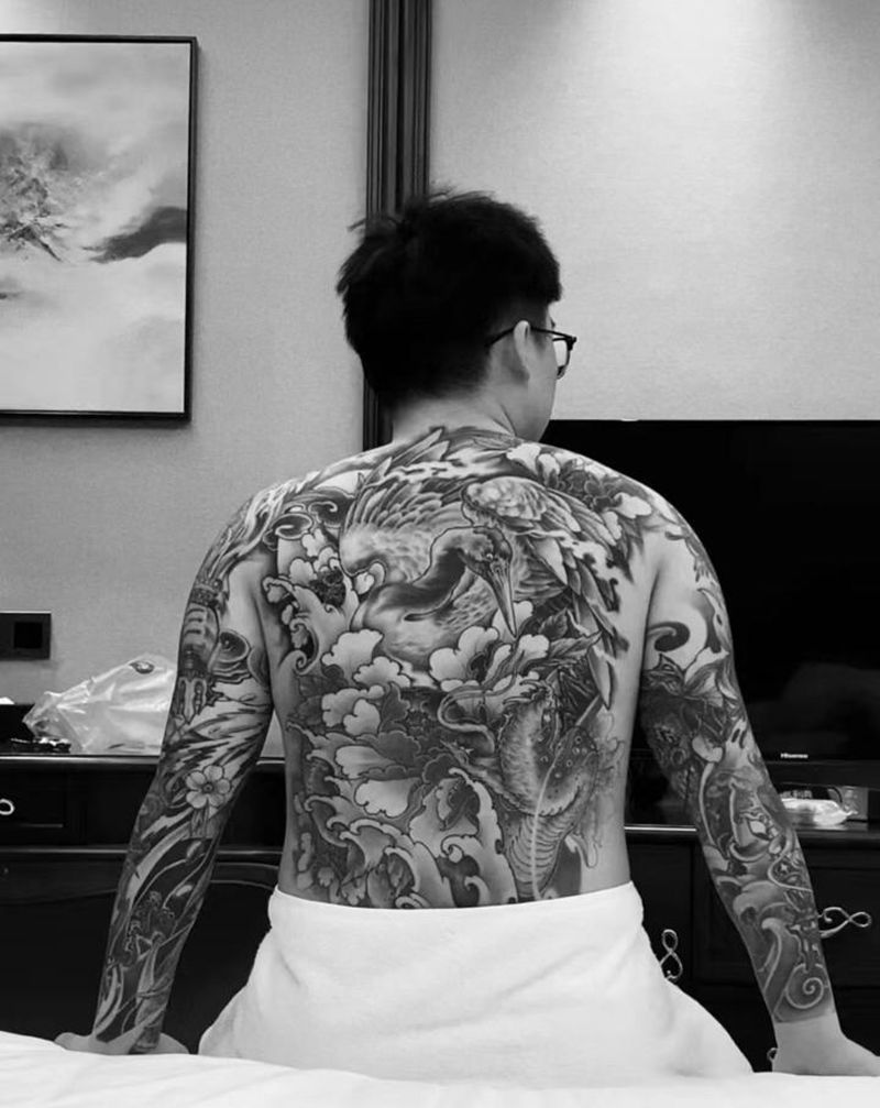 满背仙鹤买家秀纹身图片_背部新传统仙鹤纹身图案