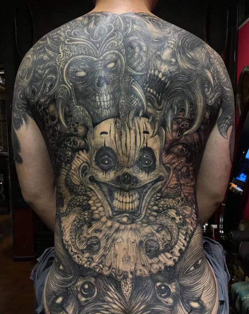 压抑纹身图片_背部纹身图案