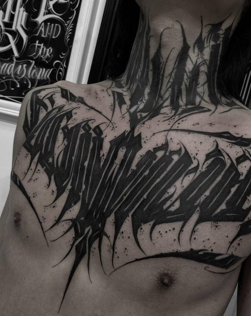 暗黑字体 花胸纹身图片_胸部花体字纹身图案