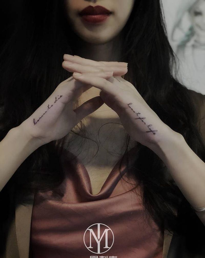 不同的位置，不一样的感觉纹身图片_手部花体字纹身图案